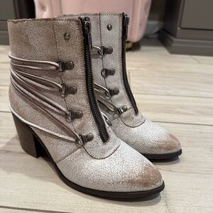 NWOT! SBICCA Vintage Collection Crackled Leather Booties